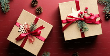 Caixas de presentes douradas com fitas vermelhas e decorações de Natal