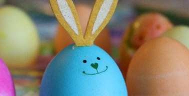 Ovos coloridos com desenhos de páscoa
