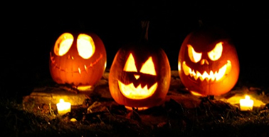 Abóboras decoradas e iluminadas com rostos de halloween